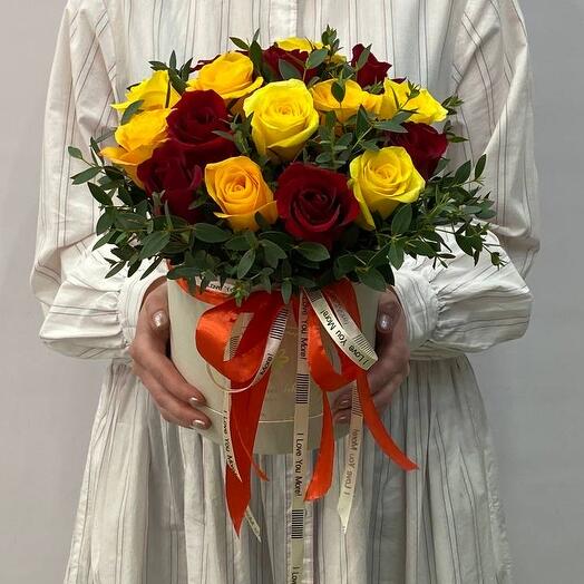 Композиция в шляпной коробке из красных и желтых роз
