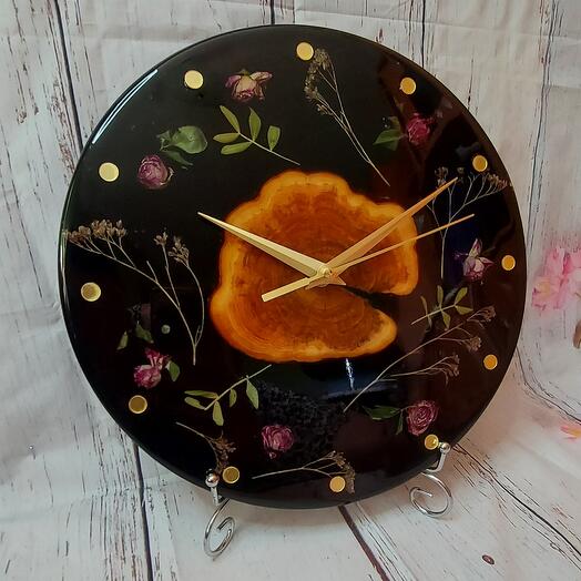 Часы с деревом из смолы
