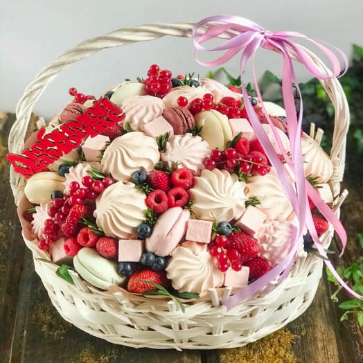 Композиция из зефира и ягод