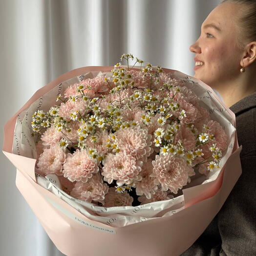 Букет из 9 розовых хризантем с ромашкой