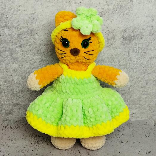 Вязаная игрушка кошка в платье