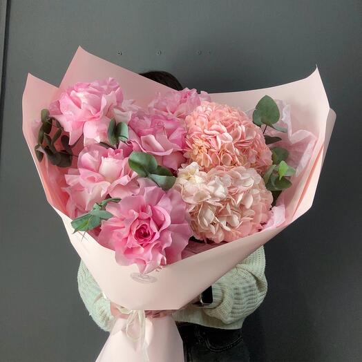 Premium bouquet with pink voluminous roses and hydrangea