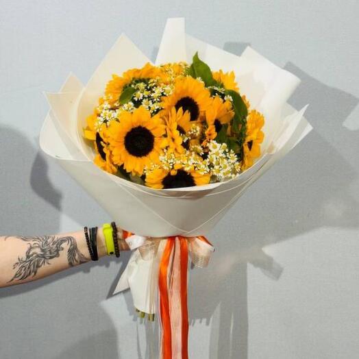 Huge sunflowers with white daisies