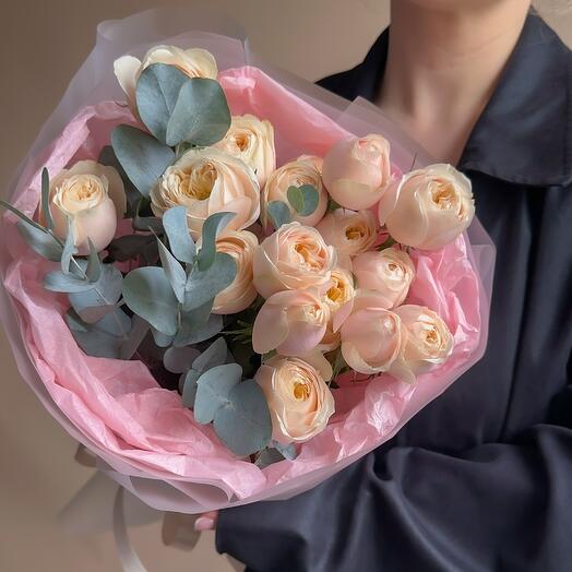 Нежный букет из кустовой пионовидной розы премиум качества