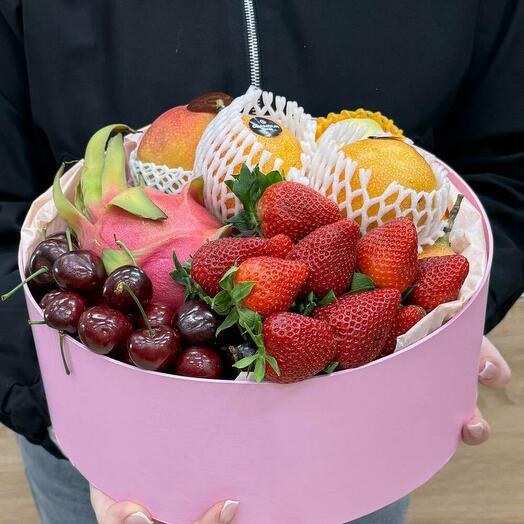 Подарочный набор из экзотических фруктов и ягод /