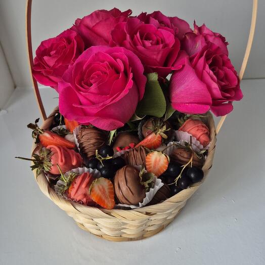 Композиция из клубники в шоколаде и роз "Розовое искушение"