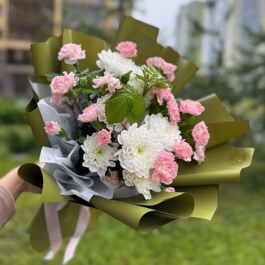 Стойкий букет из хризантем и кустовых диантусов