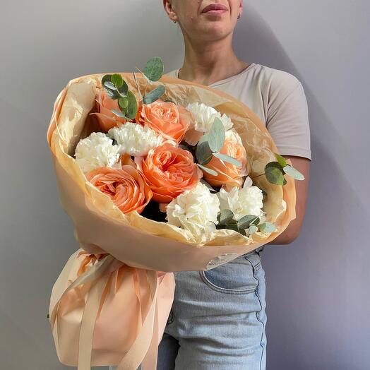 Персиковые пионовидные розы и белые диантусы