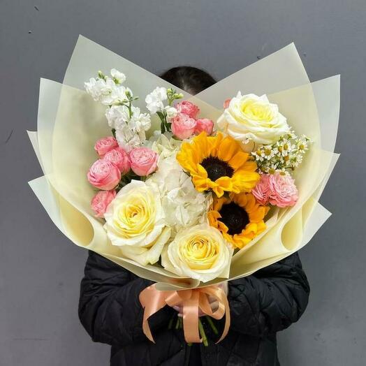 Новинка🥰! Летний Букет из одноголовых роз, подсолнухов, маттиолы, ромашки с кустовой розой