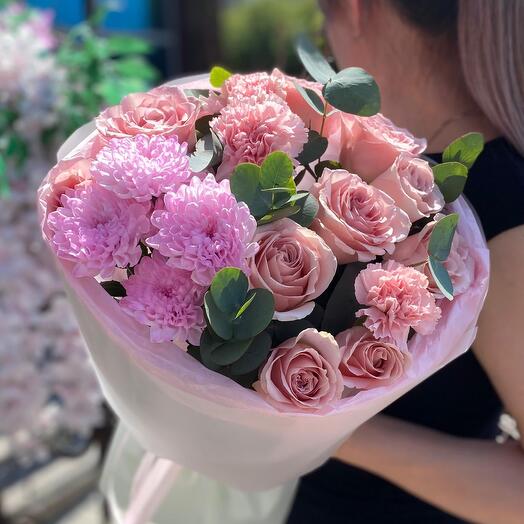 Букет "Amore" из нежных розовых роз с хризантемой алтай