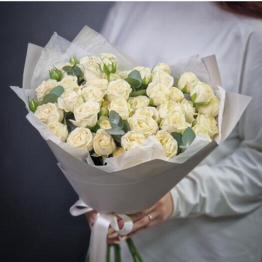 Букет белой кустовой розы с эвкалиптом 11шт