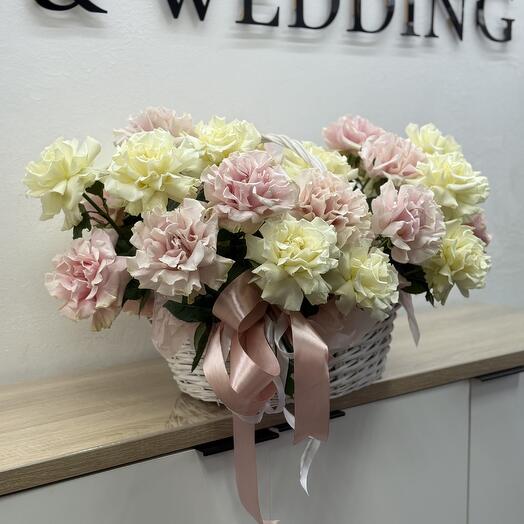 Корзина из 31 разноцветной, французской розы