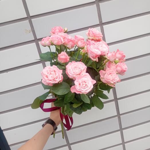 Букет нежной кустовой розы