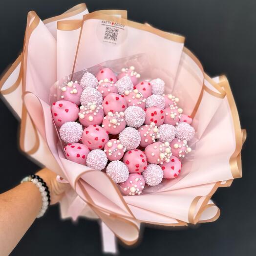 Букет с клубникой в шоколаде в нежных тонах 🌸