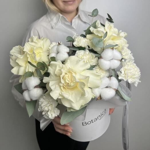 Белоснежная композиция с пушистым хлопком и французскими розами. Коробка 2607202518