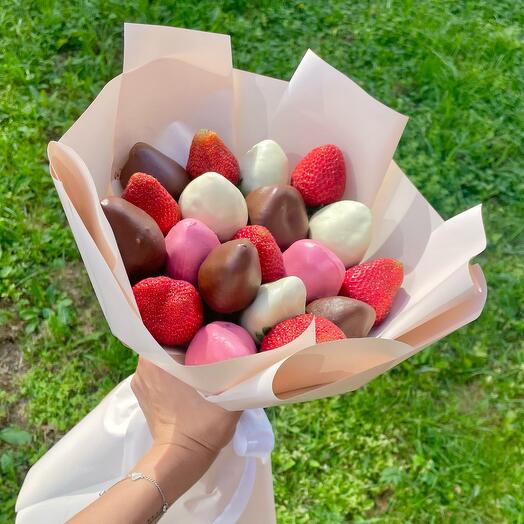 Букет из клубники в шоколаде со свежей клубникой