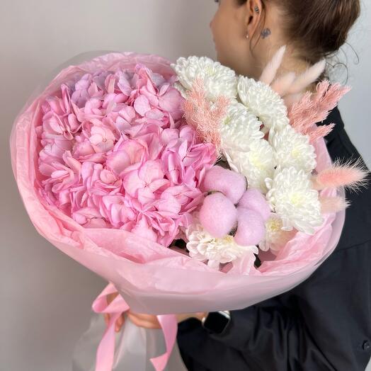 Нежный букет с розовой гортензией и белой хризантемой