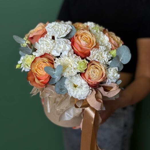 Крафтовая коробка с розами Кахала ,белыми диантусами ,эустомой и эвкалиптом