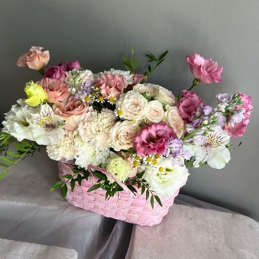 Для Любимой Корзина летних цветов в розовой гамме
