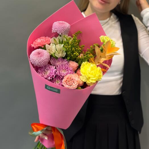 Сочный букет с хризантемами, гвоздиками, солидаго и кустовой розой