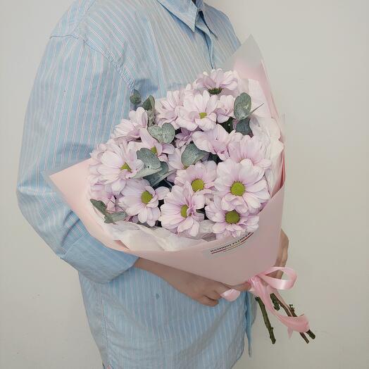 Букет с хризантемой и эвкалиптом