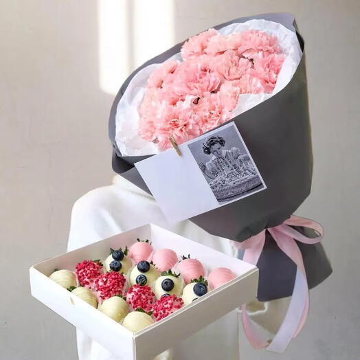 Princess Choco! набор из клубники с шоколадом и букетом диантусов! 🌸💐🍓🍿🍬🍭