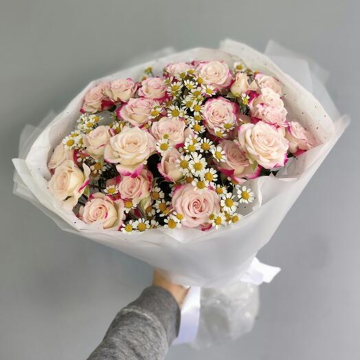 Букет из нежных кустовых роз Рефлекс с ромашкой (матрикария)
