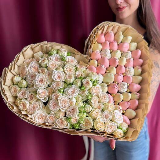 Сердце из клубники в шоколаде с бежевыми розами