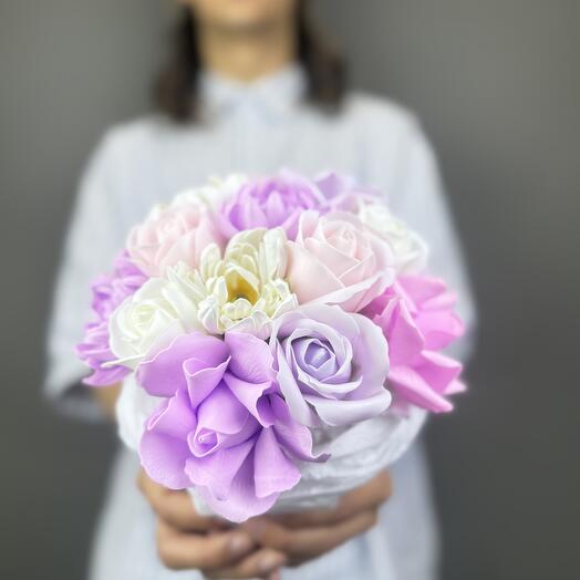 Композиция из мыльных роз и хризантем «Сладкоежка»