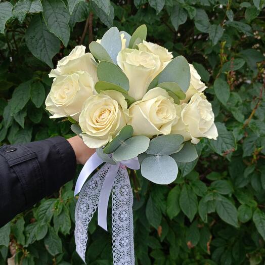 Белые розы с эвкалиптом 9 стеблей