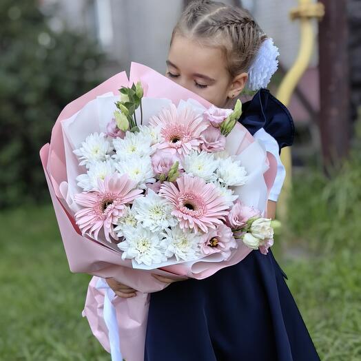 Нежный букет из герберы , эустомы и хризантемы кустовой