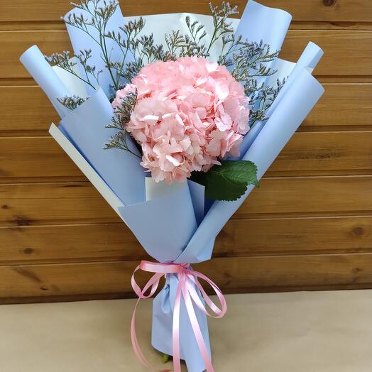 Розовая гортензия с лимониумом