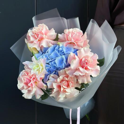 Букет с лилией и французскими пудровыми розами