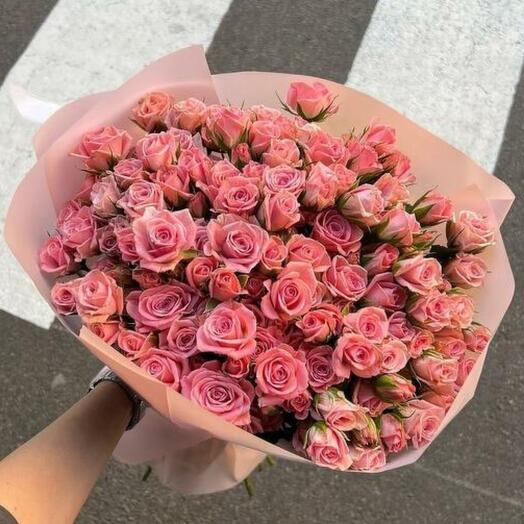 Нежный букетик из розовых кустовых роз