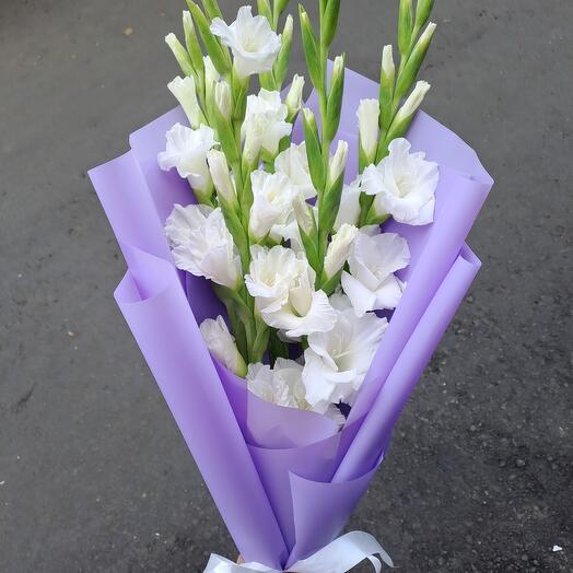 Букет из 5 белых гладиолусов, гладиолусы в букете