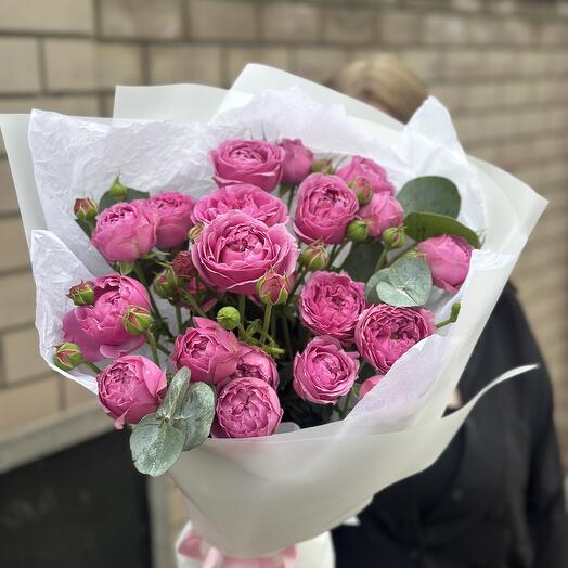 Букет из кустовых малиновых пионовидных роз