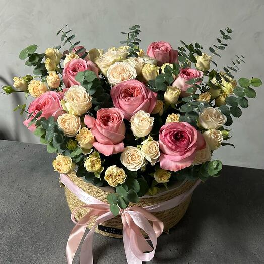 Корзина с пионовидными розами