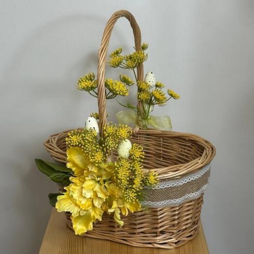 Корзина с искусственным жёлтыми цветами
