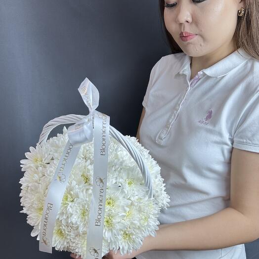 Корзина с белыми хризантемами от Bloomera