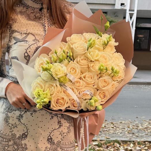 25 белых роз и эустома