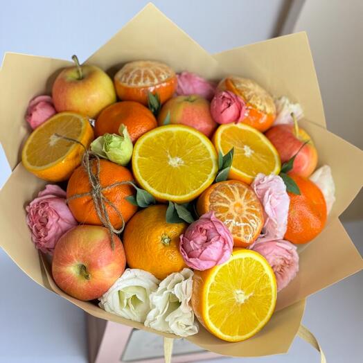 Мандариновый букет с розами и эустомой — яркий и ароматный подарок