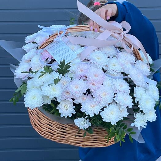 Корзина с цветами кустовыми хризантемами