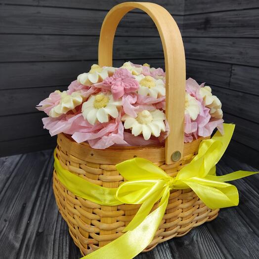 "Нежные ромашки" корзинка шоколадная