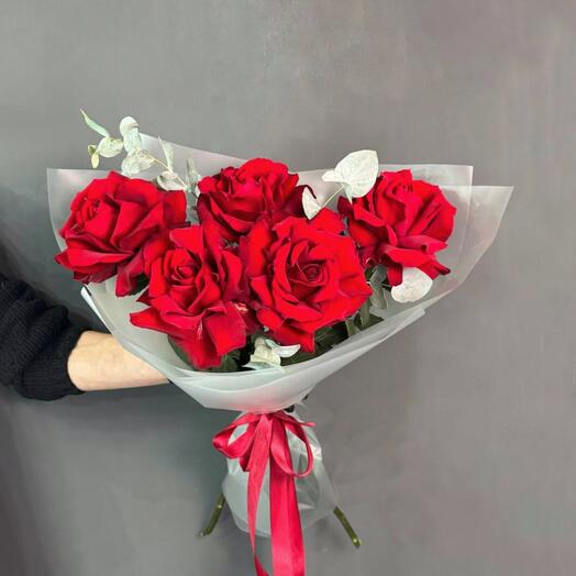 Букет из французких роз и эвкалиптом, 5 шт
