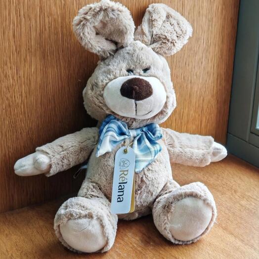 Зайка с голубым бантом