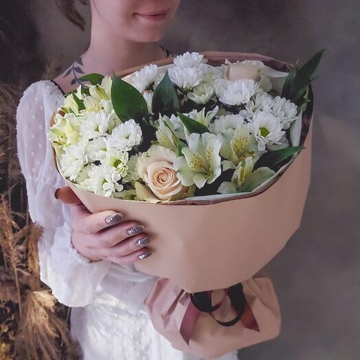 "ЛАТТЕ" Нежный букет из роз, ромашек и альстромерий