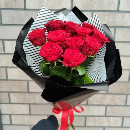 11 красных роз в чёрном оформлении  🖤