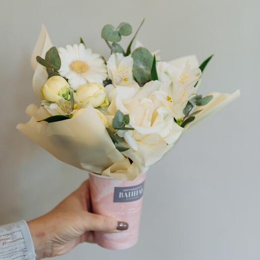 Композиция с герберой, пионовидной и одноголовой розой