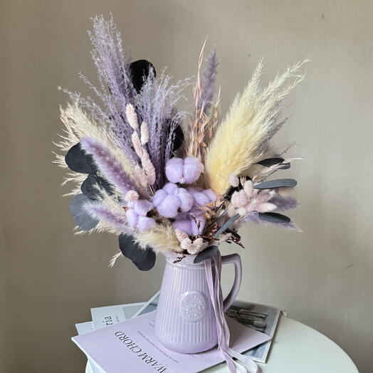 Кувшин с сухоцветами сиреневой гаммы