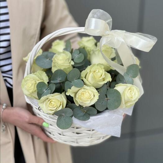Корзина с розами и эвкалиптом (15 шт)